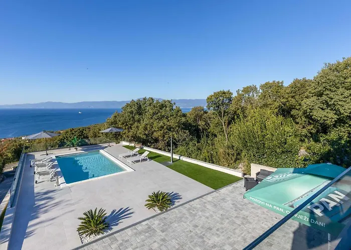 3 Bedroom Awesome Apartment In Kostrena foto