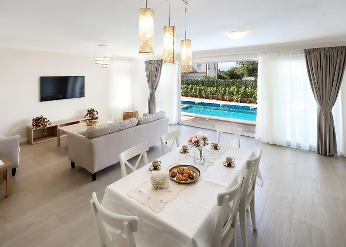 foto di Holiday Apartment With Private Pool - Sara Sveti Anton 